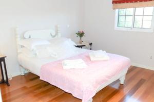 białe łóżko z dwoma ręcznikami na nim w obiekcie Elegant Apartment in Levada Grande + Terrace + 120 m² w mieście Lanceiros