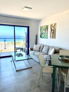 uma sala de estar com um sofá e uma mesa em Mojacar Espectaculares Vistas al Mar em Mojácar