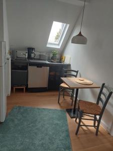 Il comprend un salon avec une table et des chaises ainsi qu'une cuisine. dans l'établissement Ferienwohnung Lojane, à Kranenburg
