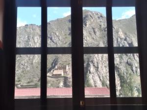 Vista generica sulle montagne o vista sulle montagne dall'interno del bed & breakfast