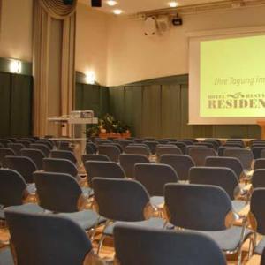 una sala de conferencias con sillas y una pantalla de proyección en Akzent Hotel Residence Bautzen, en Bautzen