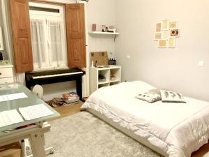 Ein Bett oder Betten in einem Zimmer der Unterkunft 3 bedrooms villa with shared pool enclosed garden and wifi at Casais de Sao Bras