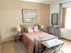 Un pat sau paturi într-o cameră la 3 bedrooms villa with shared pool enclosed garden and wifi at Casais de Sao Bras