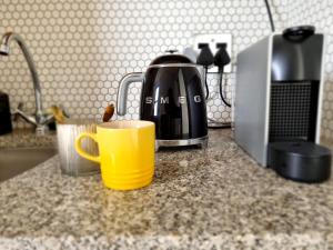 uma chávena de café amarela sentada no balcão da cozinha em Klawerjas em Robertson