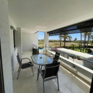 comedor con mesa y sillas en el balcón en Torredembarra en Torredembarra