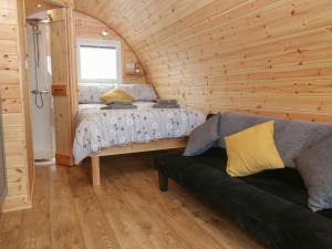 - une chambre avec un lit et un canapé dans l'établissement Parys Pod, à Bodewryd
