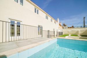 a swimming pool in the backyard of a house at Vila Lopes in Lisbon