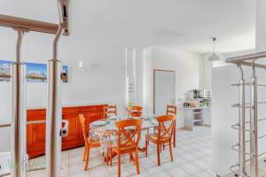 une salle à manger avec une table et des chaises dans une cuisine dans l'établissement GITE Didine, à Montmin