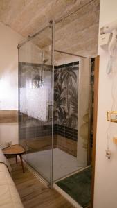 ducha en una habitación con puerta de cristal en Dimora Elizabeth II en Modugno