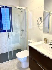 uma casa de banho com um chuveiro, um WC e um lavatório. em Mojacar Espectaculares Vistas al Mar em Mojácar