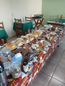 uma mesa cheia de comida por cima em Pousada Cabana em Avaré