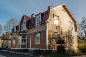 a brown house with a gambrel roof at Villa Moisio - puutaloidylliä Salon keskustassa in Salo