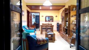 een kamer met blauwe stoelen en een eetkamer bij One bedroom apartement with city view balcony and wifi at Gafanha da Nazare in Gafanha da Nazaré