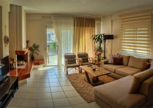 uma sala de estar com um sofá e uma mesa em BRILLIANT HOUSE em Volos