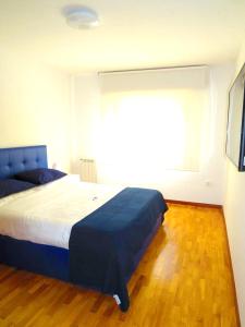Un dormitorio con una cama grande y una ventana en 5 bedrooms villa with city view private pool and jacuzzi at Porto en Oporto