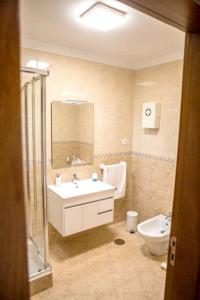 Koupelna v ubytování 5 bedrooms villa with city view private pool and jacuzzi at Porto