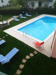 une grande piscine avec des chaises dans l'établissement 4 bedrooms appartement with private pool furnished terrace and wifi at Villa Campanile, à Orentano
