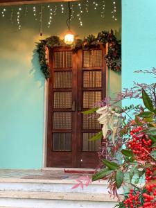 une porte menant à une maison avec un christmasreath dans l'établissement 4 bedrooms appartement with private pool furnished terrace and wifi at Villa Campanile, à Orentano