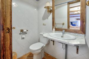 Koupelna v ubytování Charming House with Mountain Views in Puebla de Don Rodrigo + 22 fotografií
