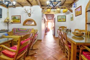 Posezení v ubytování Charming House with Mountain Views in Puebla de Don Rodrigo