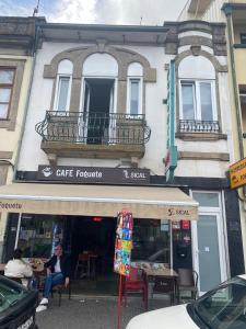 a building with a cafe rosie and a balcony at Hospedaria Porto in Porto