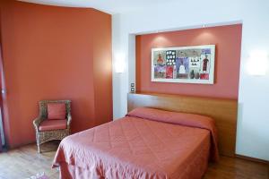 un dormitorio con una cama y una silla en STELLA CHARMING & LUXURY ROOMS, en Conversano 22 fotos más