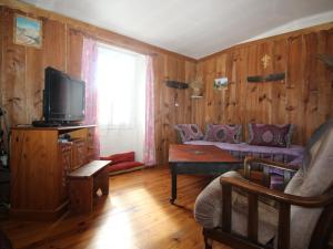 uma sala de estar com paredes de madeira e uma televisão em Maison Port-Vendres, 7 pièces, 5 personnes - FR-1-309-369 em Port-Vendres