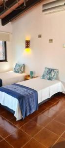 um quarto com duas camas num quarto em Pedras D'el Rei - Relax Estúdio em Tavira