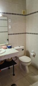 uma casa de banho com um WC e um lavatório em Pedras D'el Rei - Relax Estúdio em Tavira