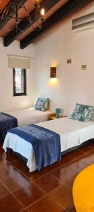 um quarto com duas camas num quarto em Pedras D'el Rei - Relax Estúdio em Tavira