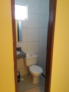 een kleine badkamer met een toilet en een wastafel bij Hospedagem Petrolina in Petrolina