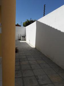 蒙蒂斯克拉魯斯的住宿－Hospedagem Petrolina，前面有一条带走道的白色墙壁