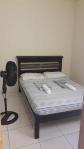 Hospedagem Petrolina في بترولينا: غرفة نوم بسرير مع كاميرا على ثلاثي