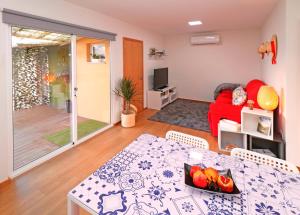 ein Wohnzimmer mit einem Tisch und einer roten Couch in der Unterkunft Welcoming House in Medros with Terrace in Medros