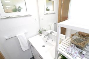 ein weißes Badezimmer mit Waschbecken und Spiegel in der Unterkunft Welcoming House in Medros with Terrace in Medros + 29 Fotos