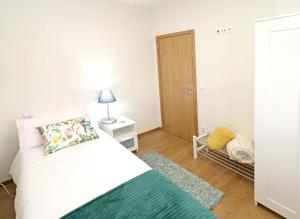 ein Schlafzimmer mit einem Bett, einer Lampe und einer Tür in der Unterkunft Welcoming House in Medros with Terrace in Medros