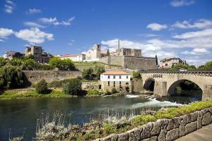 eine Brücke über einen Fluss mit einem Schloss im Hintergrund in der Unterkunft Welcoming House in Medros with Terrace in Medros