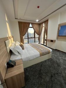 فندق ريست ان في Qabāʼ: غرفة نوم بسرير كبير مع نافذة