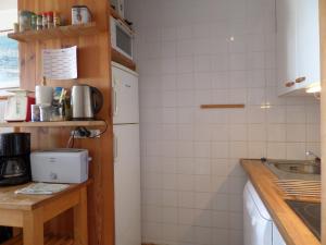 een keuken met een wastafel en een aanrecht bij Appartement Mauguio-Carnon, 1 pièce, 4 personnes - FR-1-715-16 in Mauguio