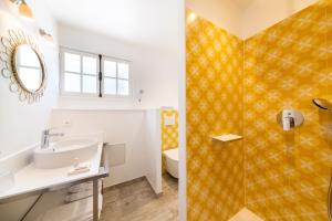 La salle de bains est pourvue d'un lavabo et de toilettes. dans l'établissement Les Capucines Saint Tropez, à Saint-Tropez
