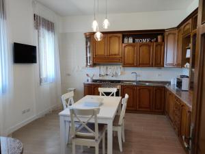 A kitchen or kitchenette at Il Nido del Gabbiano