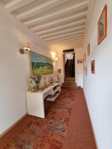 Un baño con un lavabo y un espejo en la pared. en LE MANOIR- CLUNY, en Cluny 34 fotos más