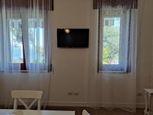 A television and/or entertainment centre at Il Nido del Gabbiano