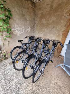 un grupo de bicicletas estacionadas junto a una pared en LE MANOIR- CLUNY, en Cluny