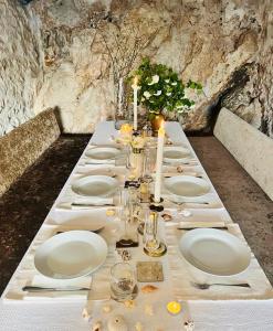 Restoran või mõni muu söögikoht majutusasutuses Villa Palmire, large terrace with jacuzzi available