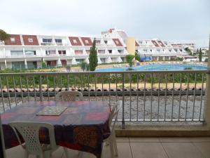 une table et des chaises sur le balcon d'un bâtiment dans l'établissement Appartement Mauguio-Carnon, 2 pièces, 6 personnes - FR-1-715-54, à Mauguio