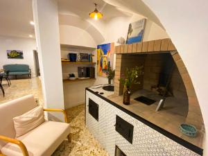 sala de estar con chimenea y sofá en Taffetà b&b, en Crispiano