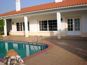 a house with a swimming pool in front of it at Luxury Villa near Praia in Praia do Ribatejo