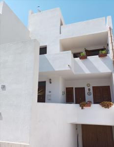 Casa blanca con paredes y ventanas blancas en MARGIC, en San Vito lo Capo