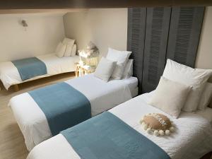 Un pat sau paturi într-o cameră la Le Jardin de Lau